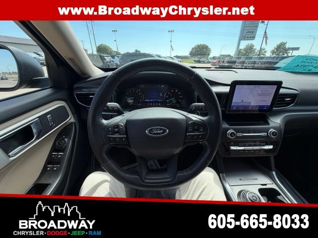 Used 2020 Ford Explorer XLT w/ Equipment Group 202A AWD/4WD image 17