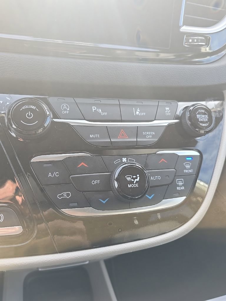 Used 2024 Chrysler Pacifica Touring-L image 17