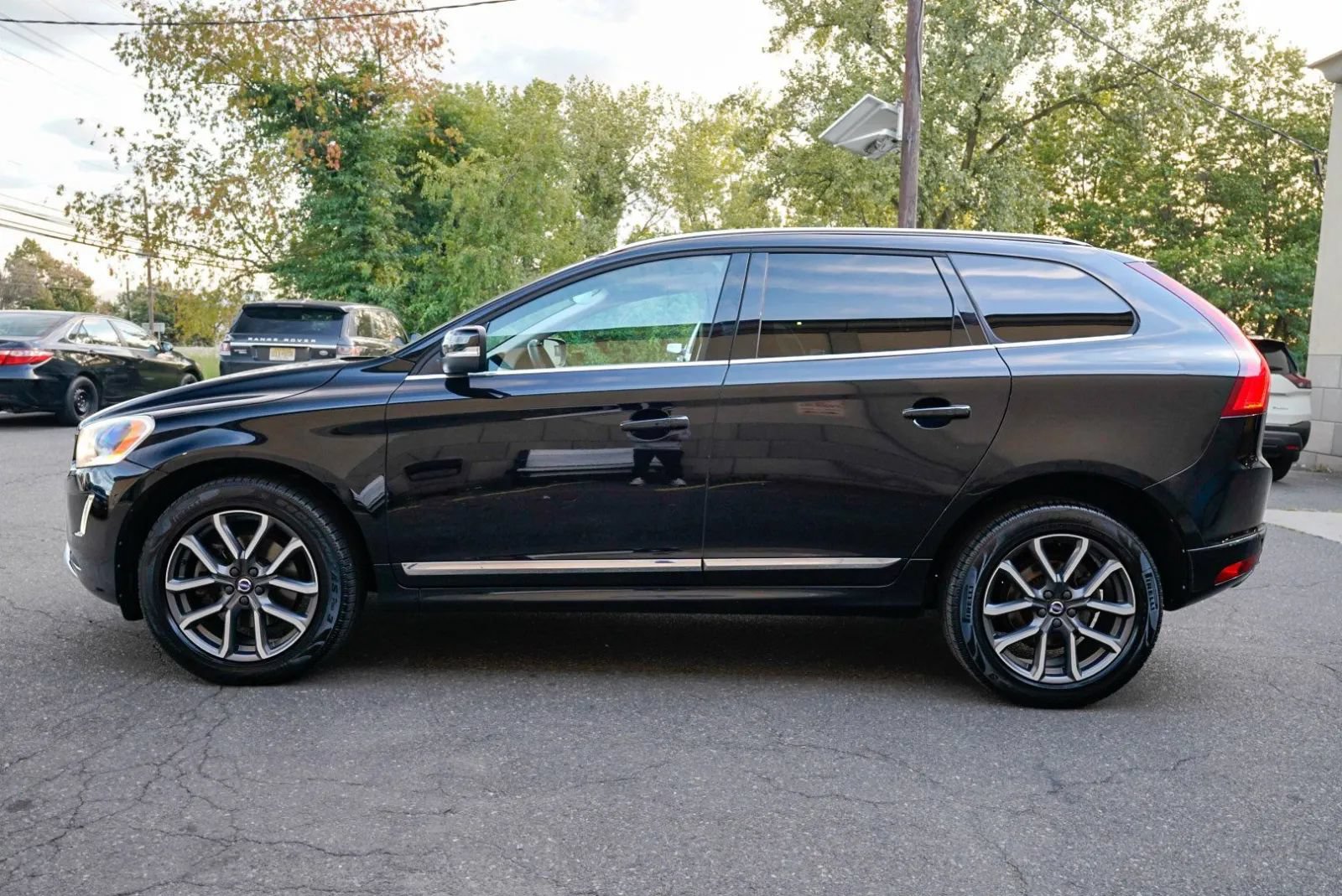 Used 2017 Volvo XC60 T6 Dynamic w/ Preferred Option Package AWD/4WD image 8
