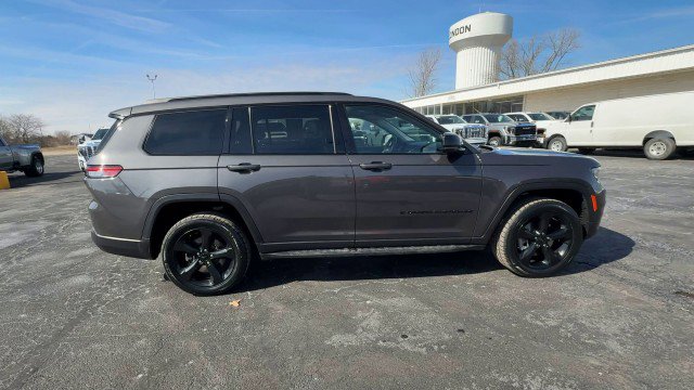 Used 2022 Jeep Grand Cherokee L Limited w/ Black Appearance Package image 9