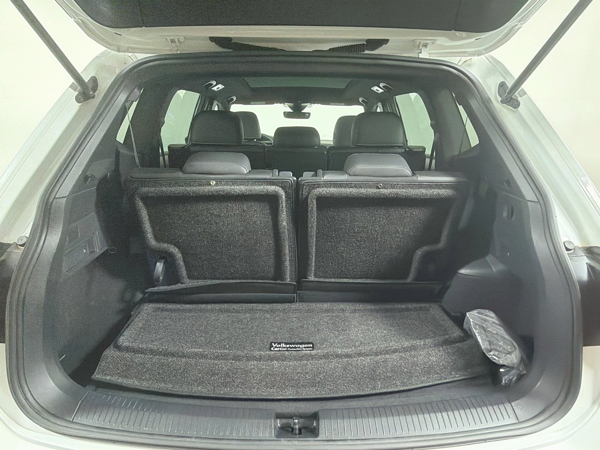 Used 2023 Volkswagen Tiguan SE R-Line FWD image 23