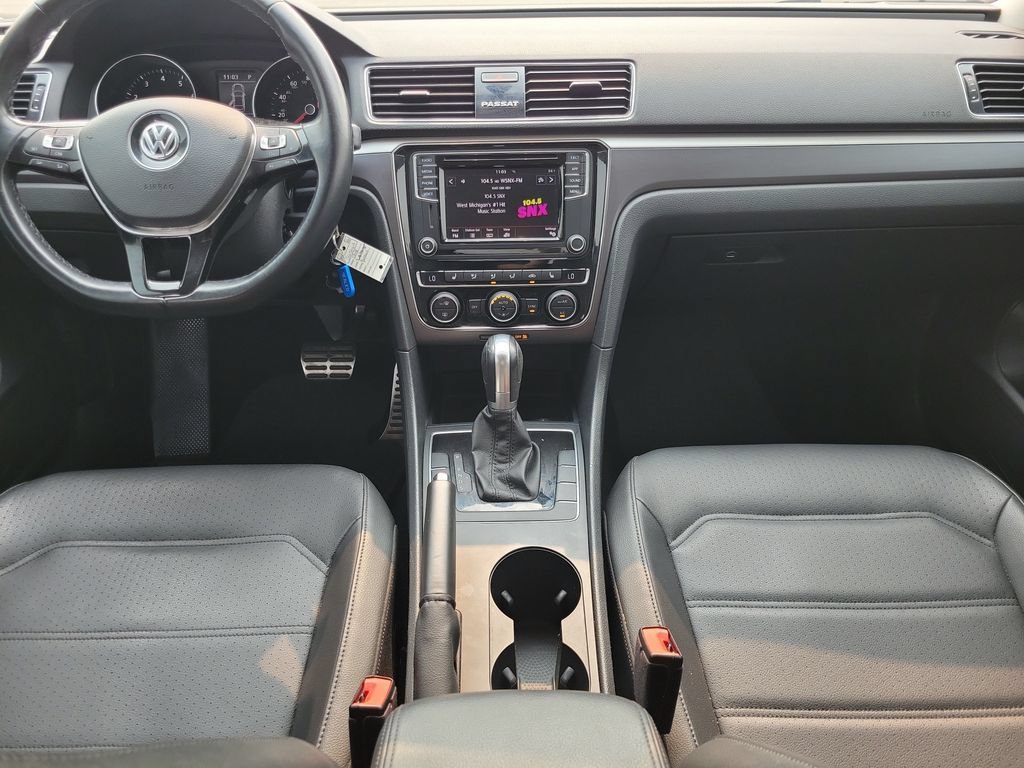 Used 2018 Volkswagen Passat 2.0T FWD image 13