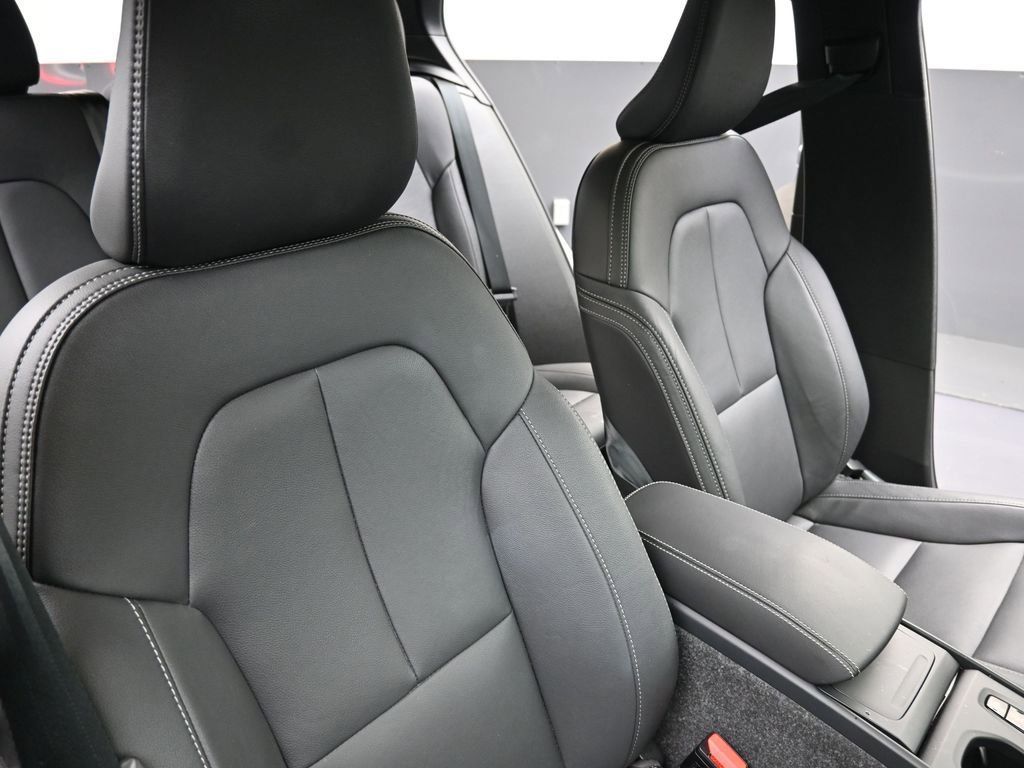 Certified 2025 Volvo XC40 B5 Core image 14