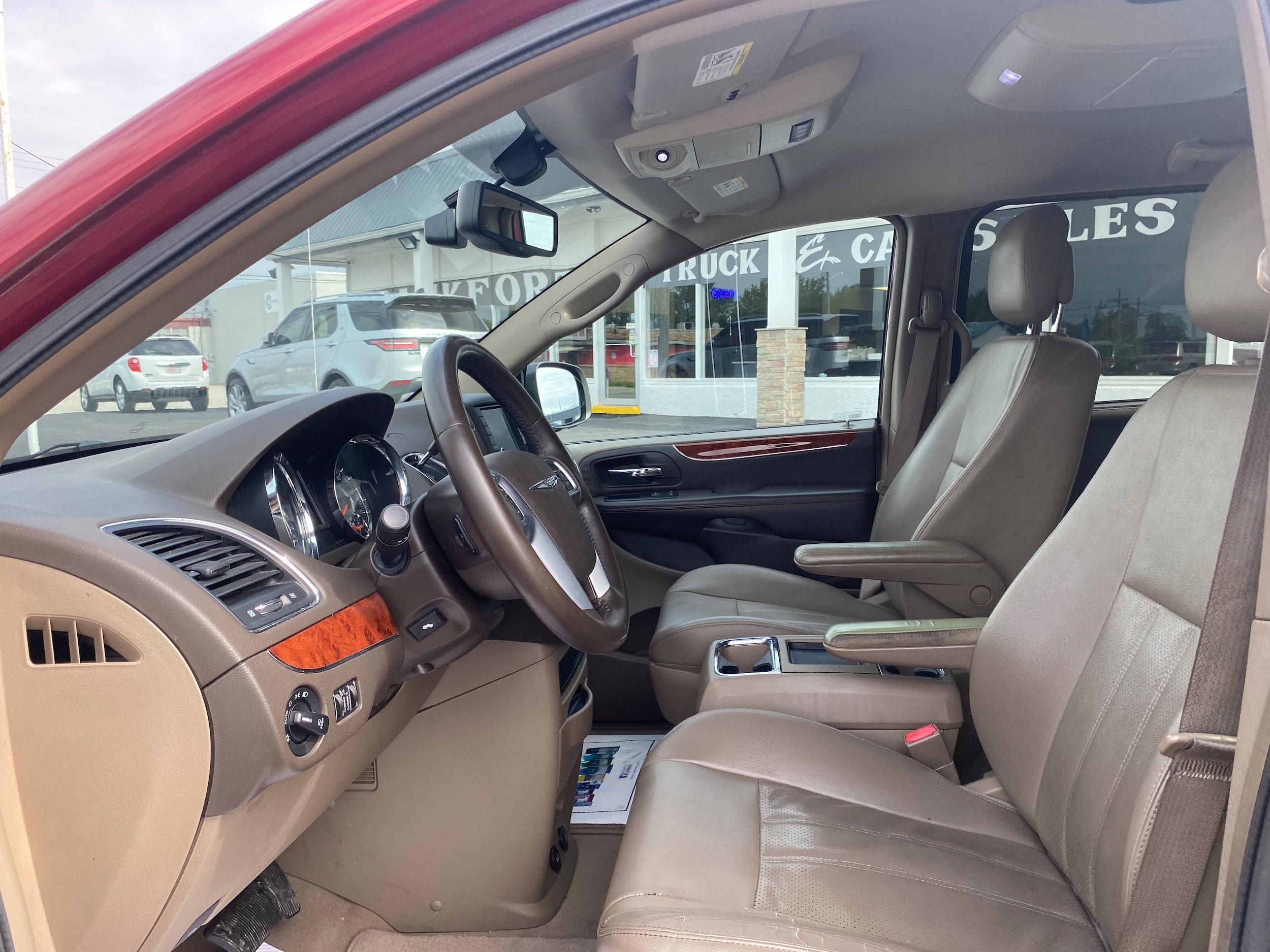 Used 2013 Chrysler Town & Country Touring-L w/ Driver Convenience Group FWD image 10