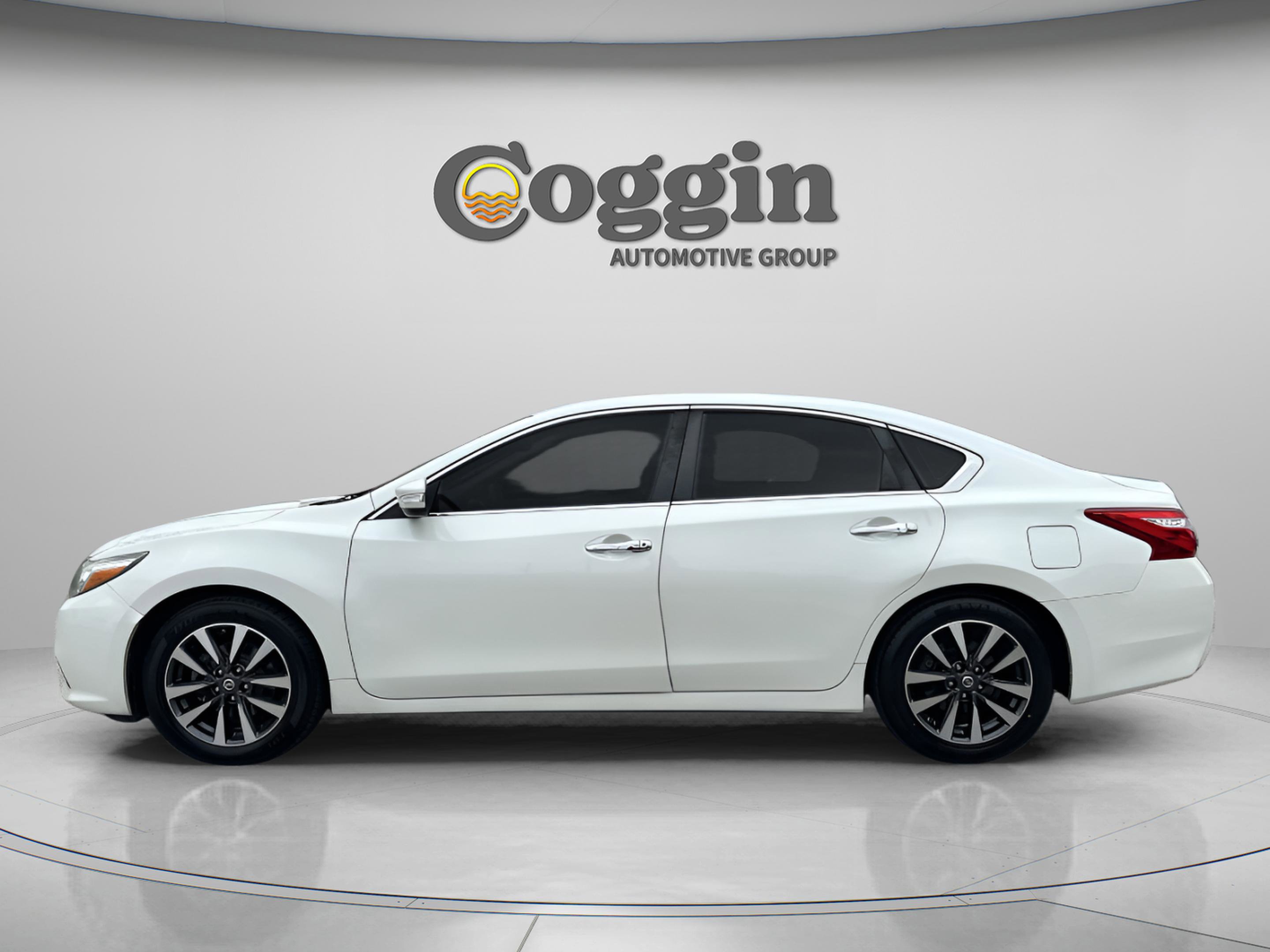 Used 2017 Nissan Altima 2.5 SL w/ Moonroof Package image 3