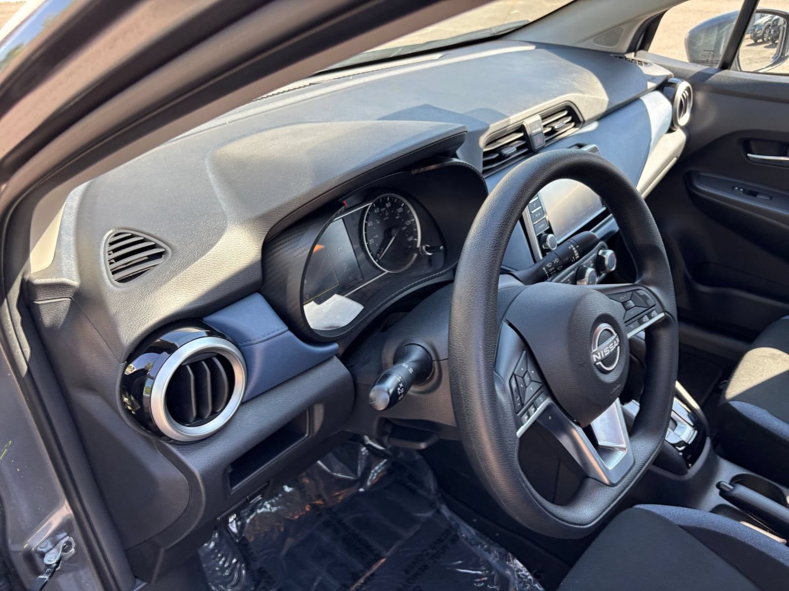 Used 2025 Nissan Versa SV FWD image 33