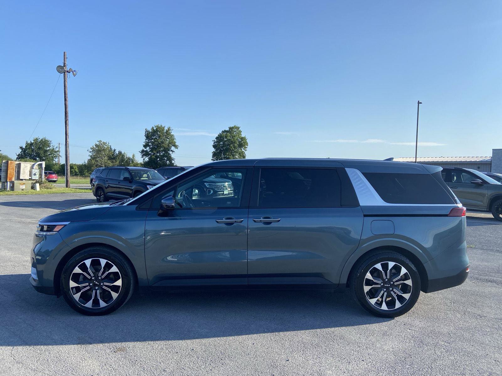 Used 2023 Kia Carnival EX FWD image 7