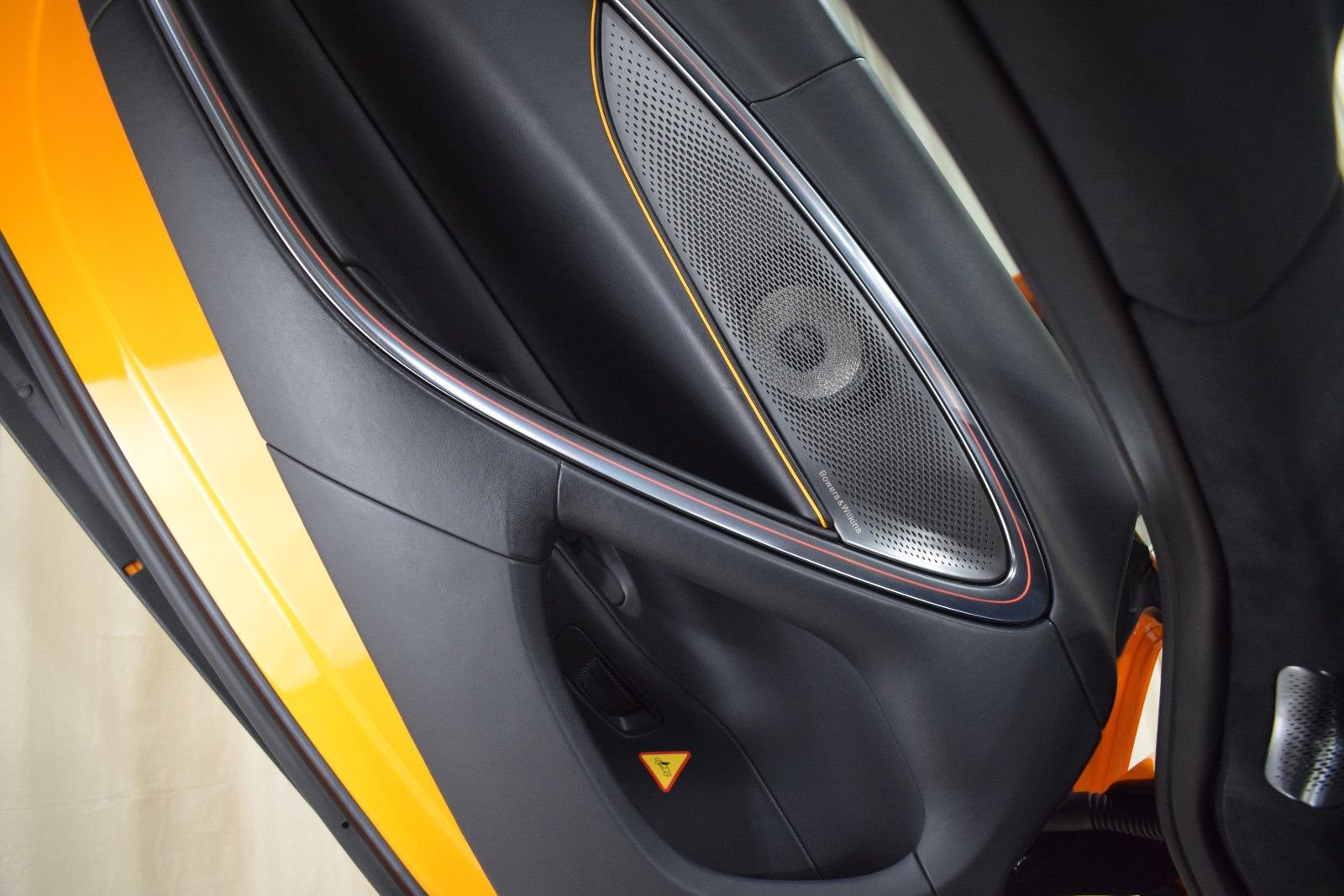 Used 2024 McLaren Artura RWD image 33