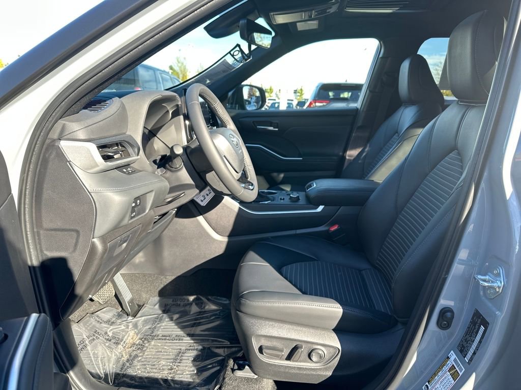 New 2025 Toyota Highlander XSE image 12