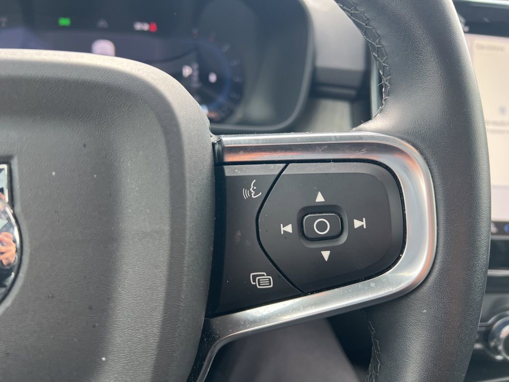 Used 2024 Volvo XC40 B5 Core image 16