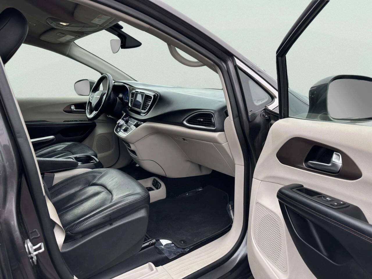 Used 2019 Chrysler Pacifica Touring-L FWD image 18