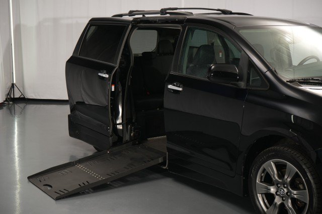 Used 2020 Toyota Sienna SE FWD image 11