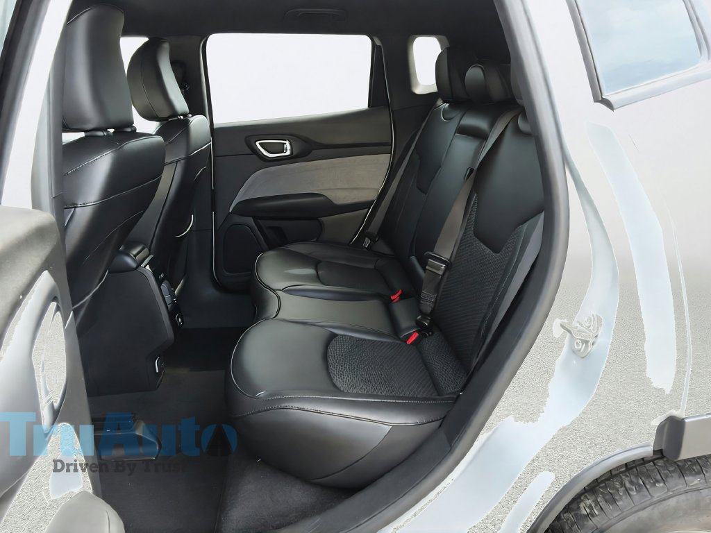 Used 2024 Jeep Compass Latitude AWD/4WD image 35