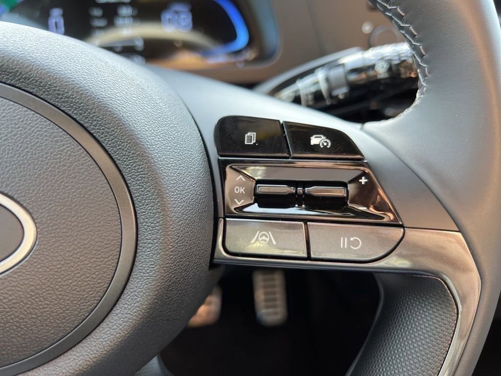 Used 2025 Hyundai Elantra SEL image 17