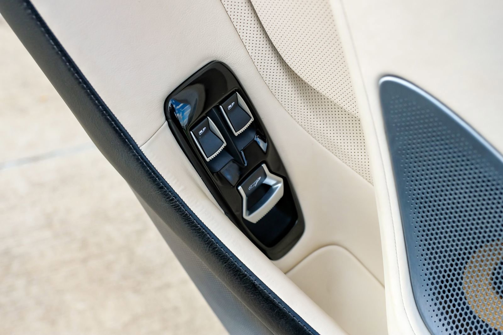 Used 2021 McLaren GT image 35