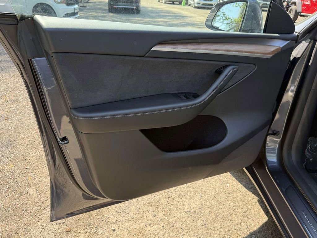 Used 2023 Tesla Model Y 2WD image 23