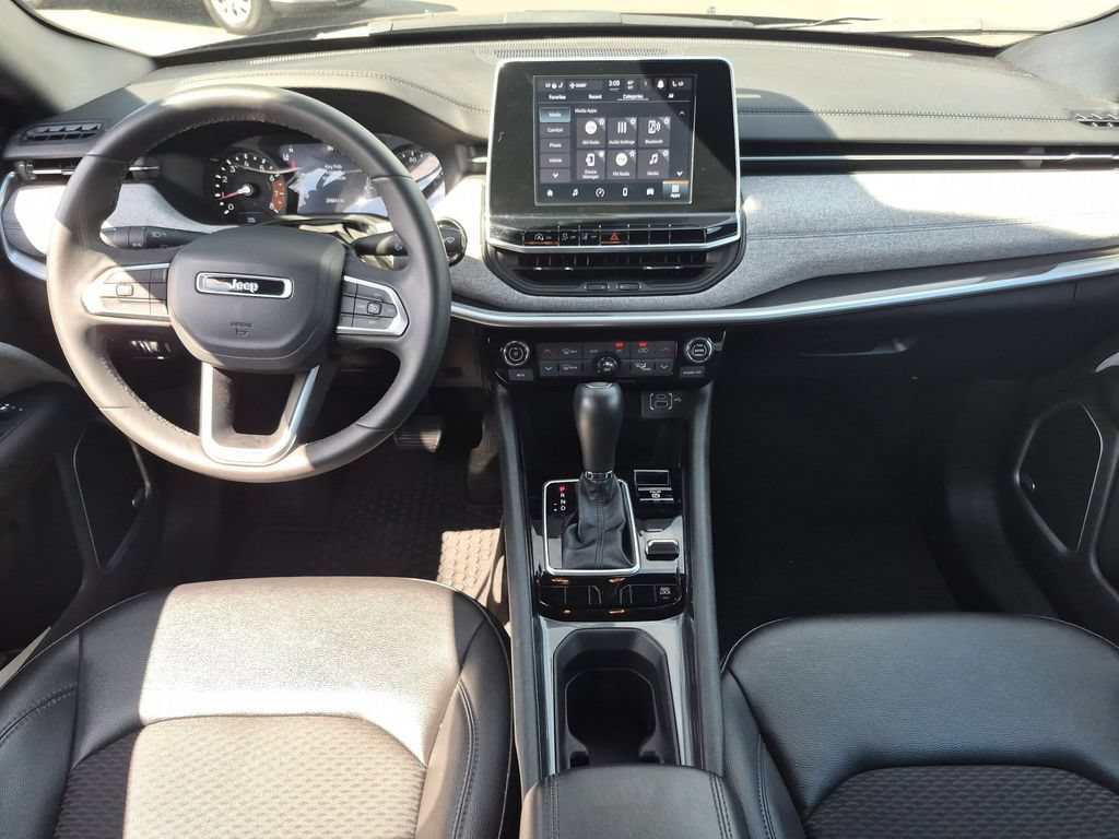 Used 2025 Jeep Compass Latitude w/ Sun & Sound Group AWD/4WD image 26