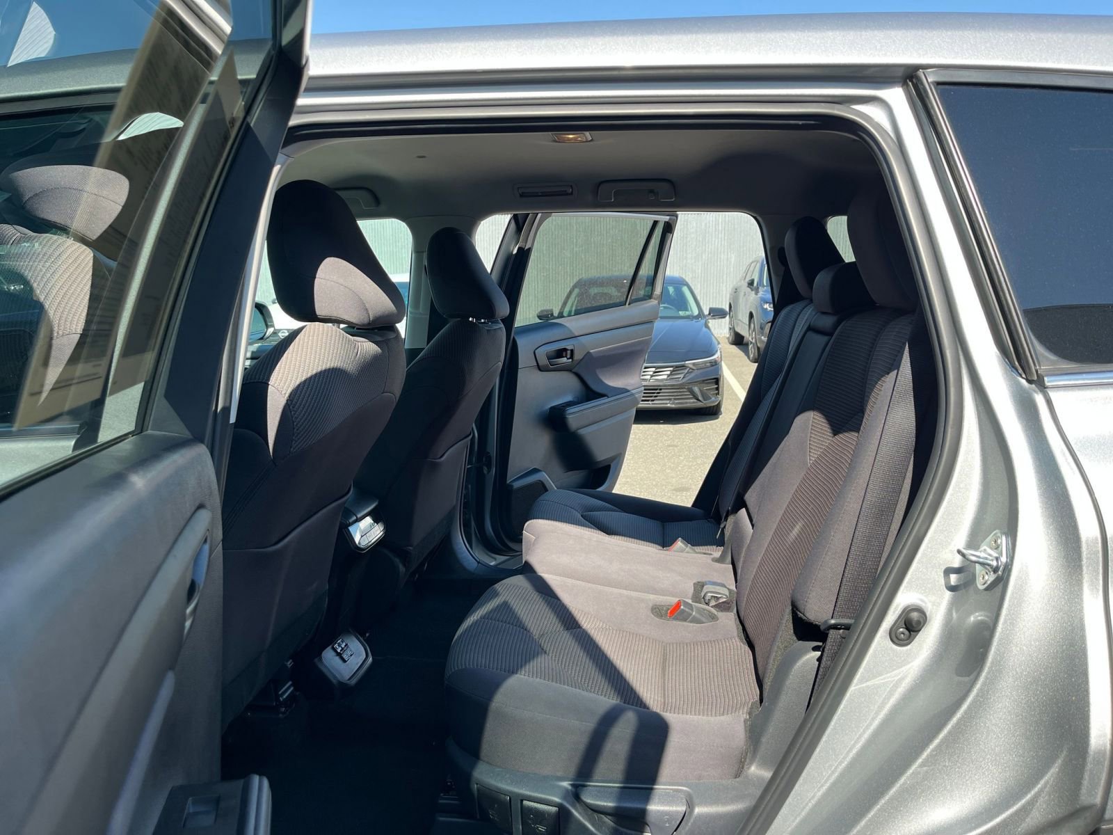 Used 2025 Toyota Highlander LE FWD image 27