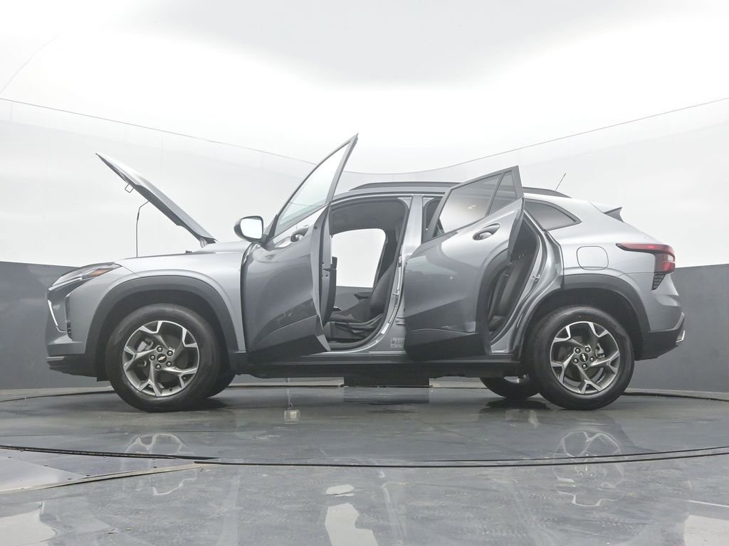 Used 2025 Chevrolet Trax LT w/ LT Convenience Package FWD image 57