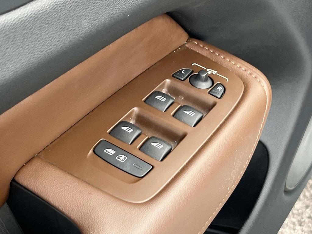 Used 2023 Volvo XC60 B5 Plus w/ Protection Package Premier image 25