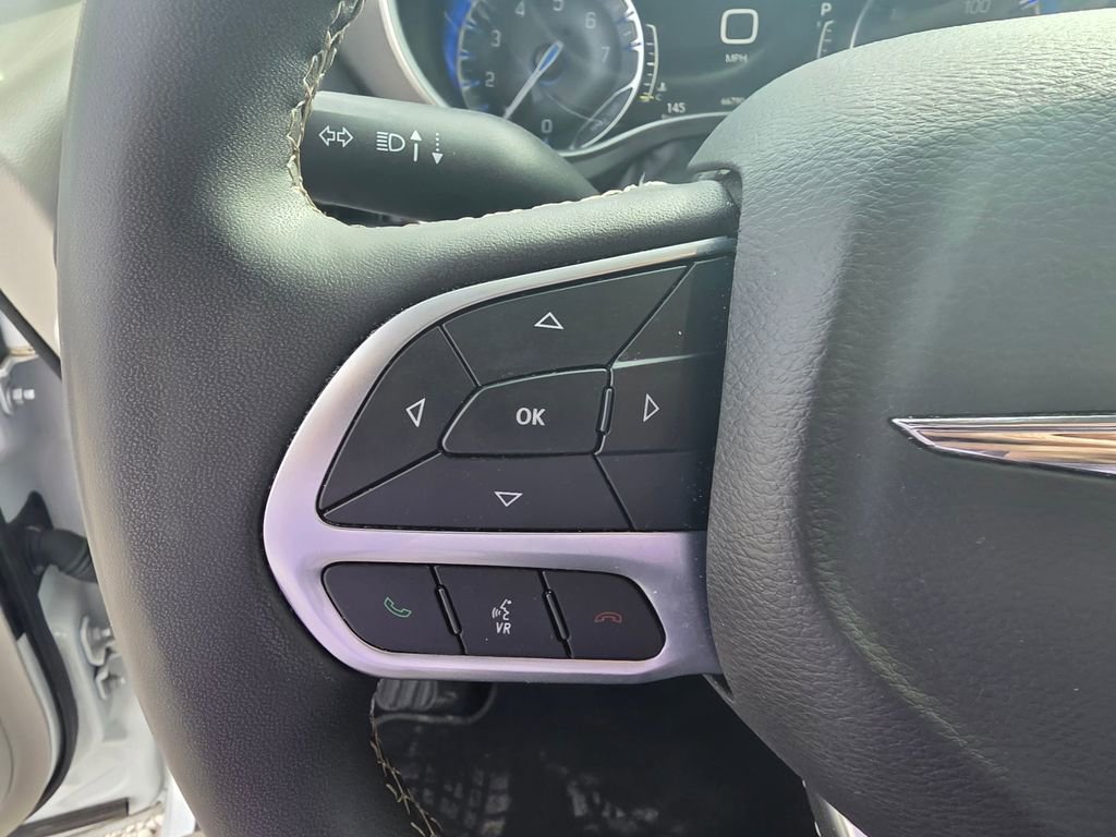 Used 2023 Chrysler Pacifica Touring-L image 13