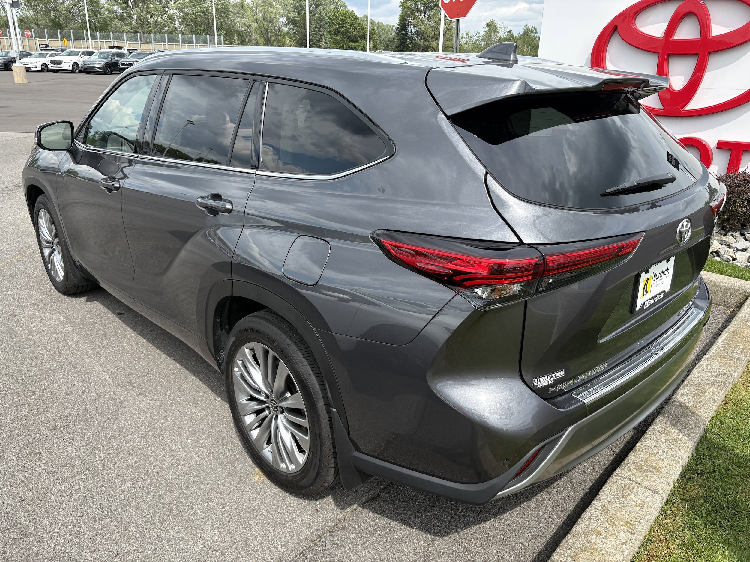 Used 2023 Toyota Highlander Platinum AWD/4WD image 6