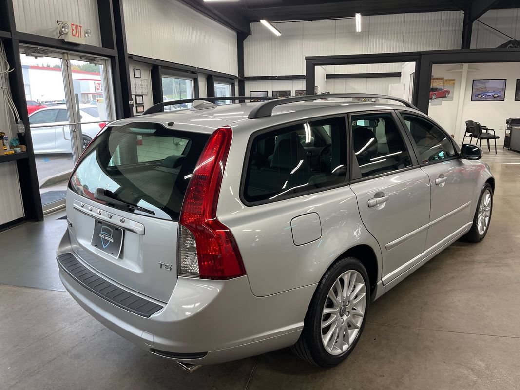 Used 2011 Volvo V50 T5 w/ Preferred Pkg FWD image 17