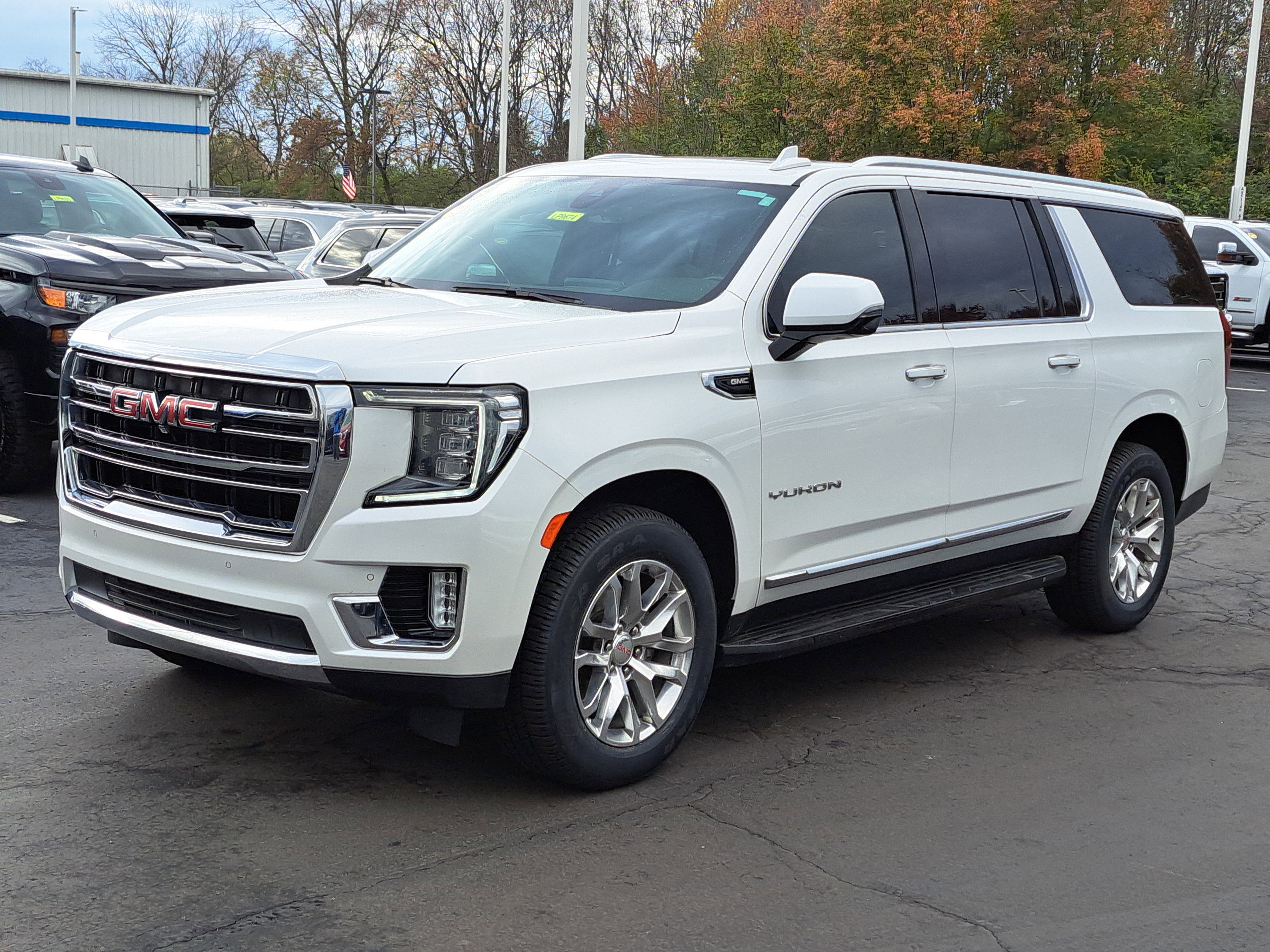 Used 2022 GMC Yukon XL SLT w/ SLT Luxury Package image 2