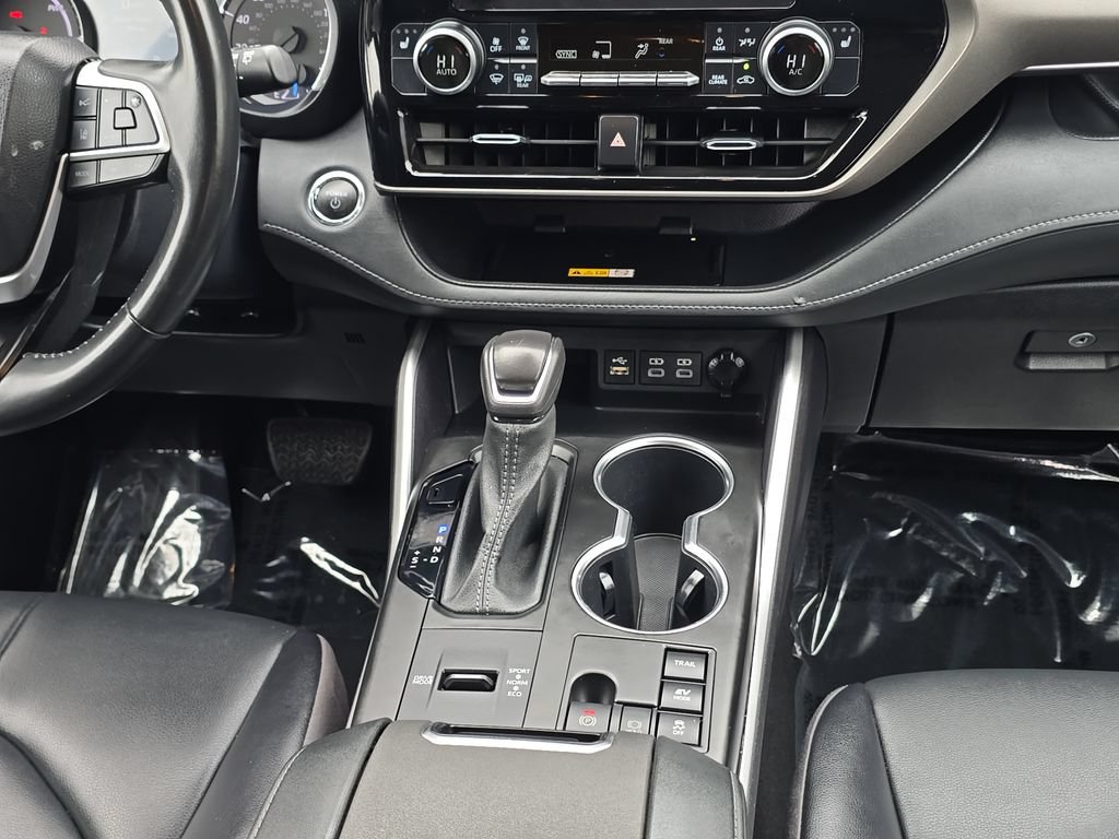Used 2023 Toyota Highlander XLE AWD/4WD image 17