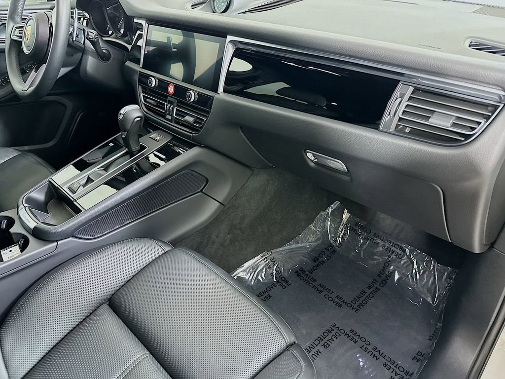 Certified 2025 Porsche Macan image 31