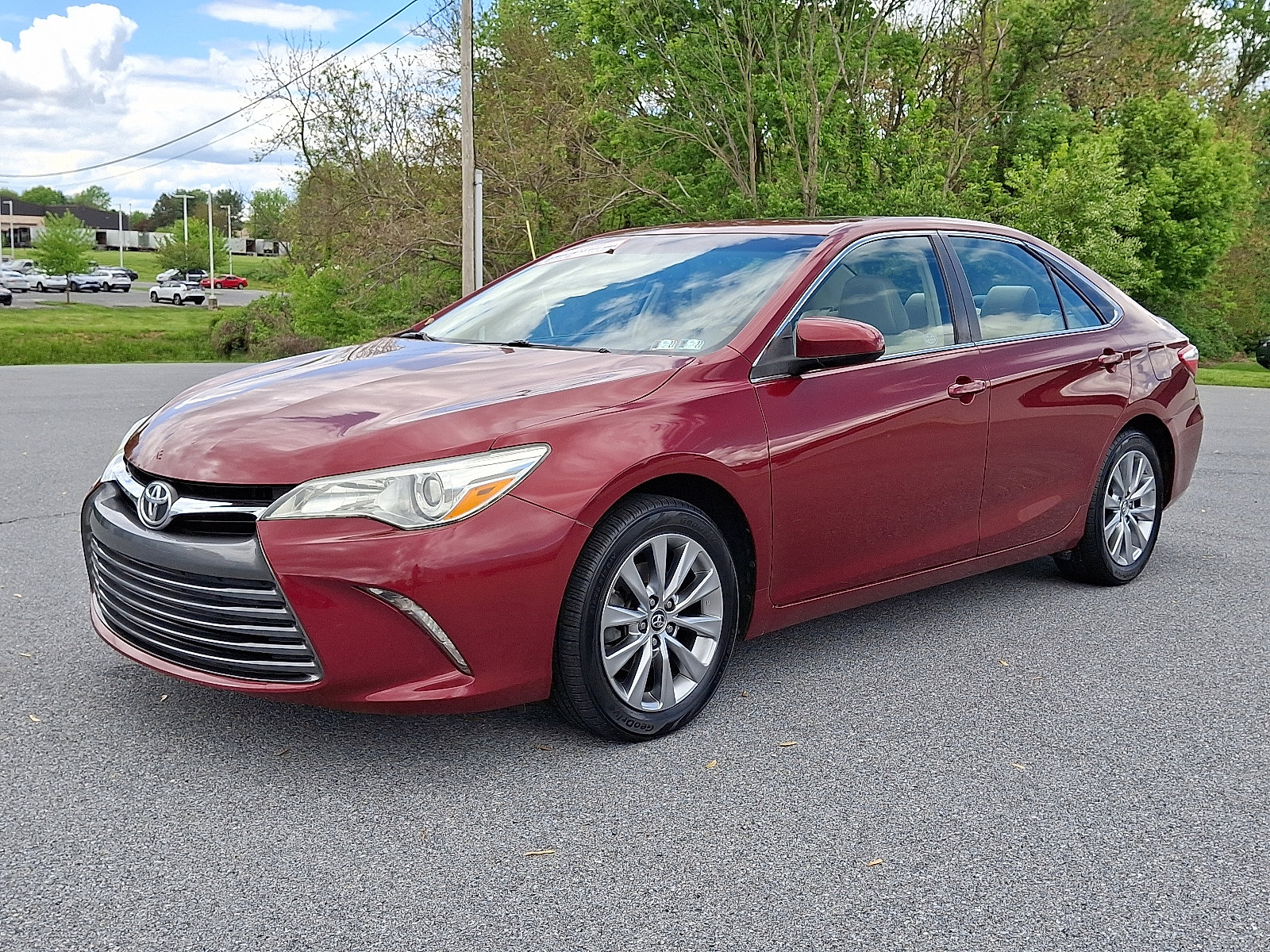 Used 2015 Toyota Camry XLE w/ Moonroof Package FWD image 3