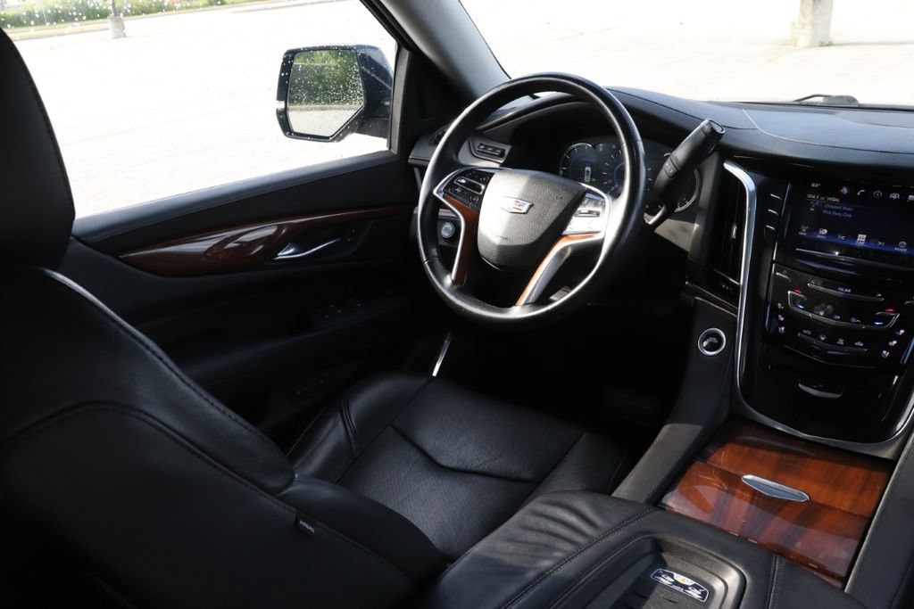 Used 2017 Cadillac Escalade Luxury AWD/4WD image 11