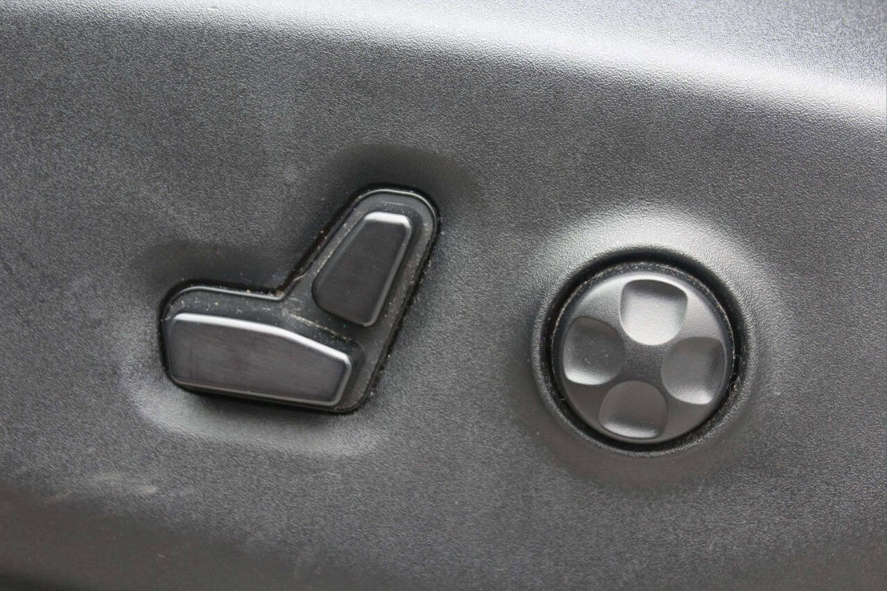Used 2020 Chrysler Pacifica Touring-L FWD image 13