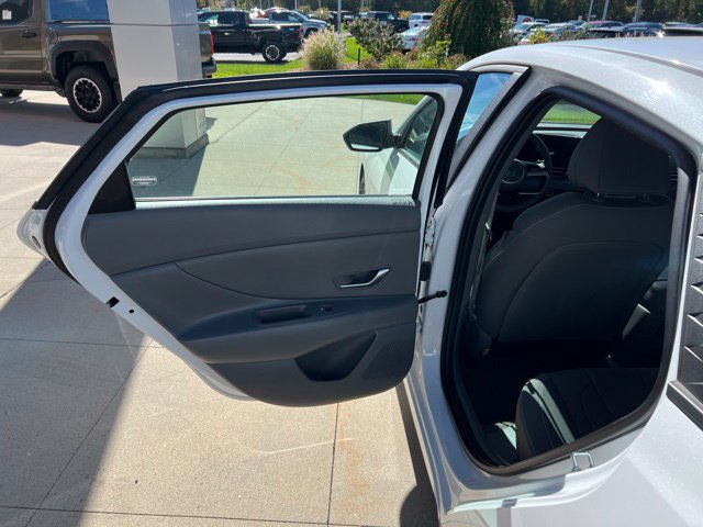 Used 2024 Hyundai Elantra SEL FWD image 31