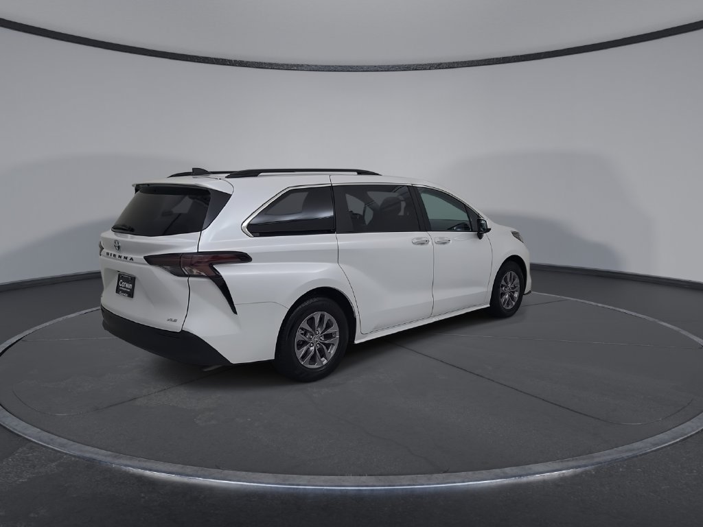 Used 2025 Toyota Sienna XLE FWD image 16