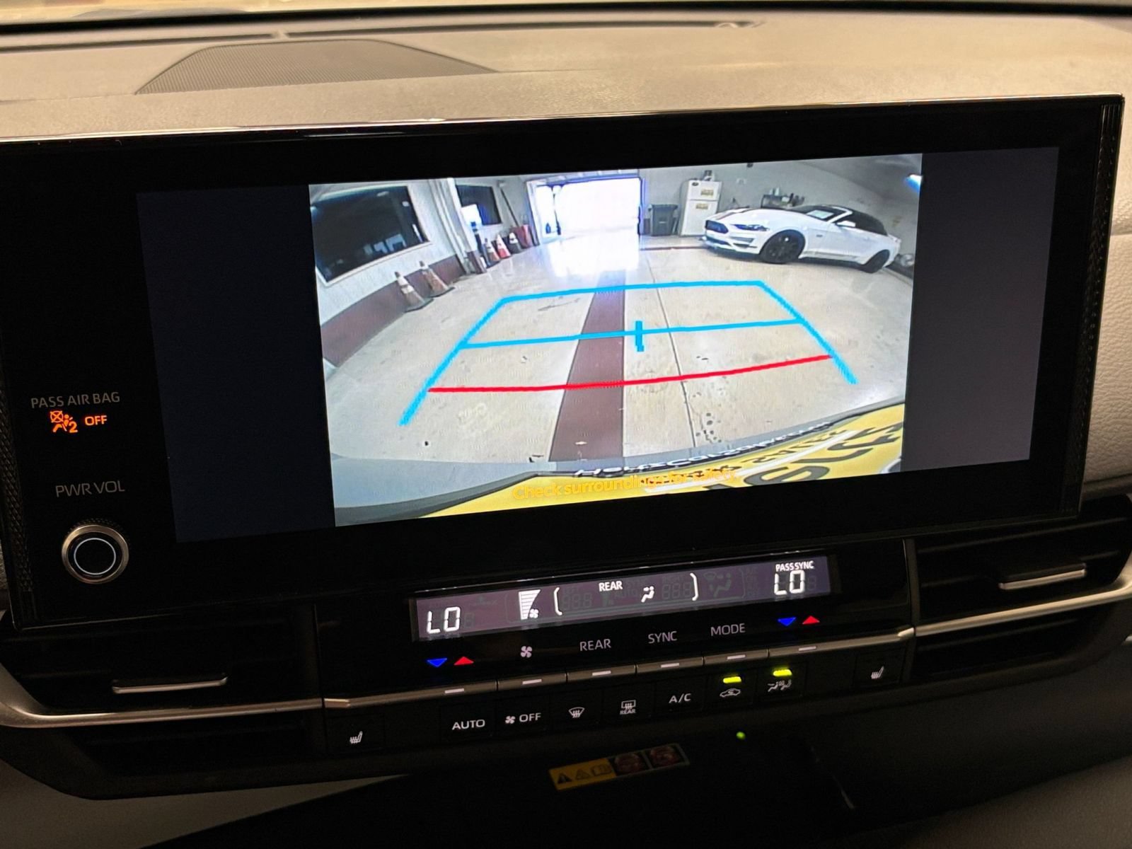 Used 2025 Toyota Sienna XLE FWD image 25