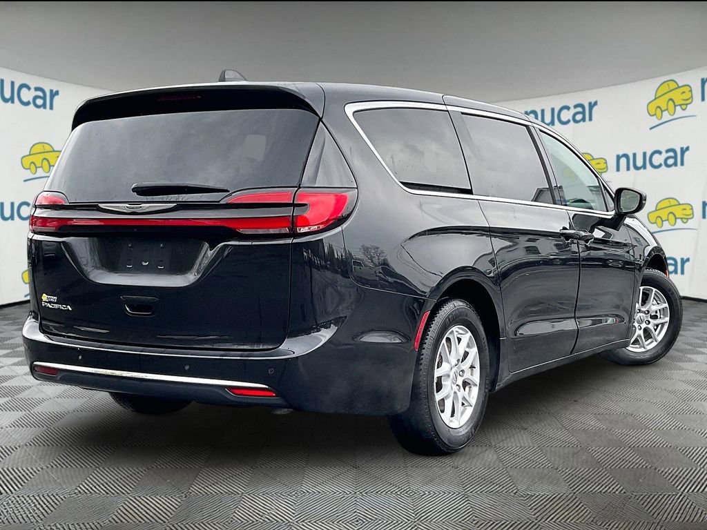 Used 2023 Chrysler Pacifica Touring-L FWD image 6