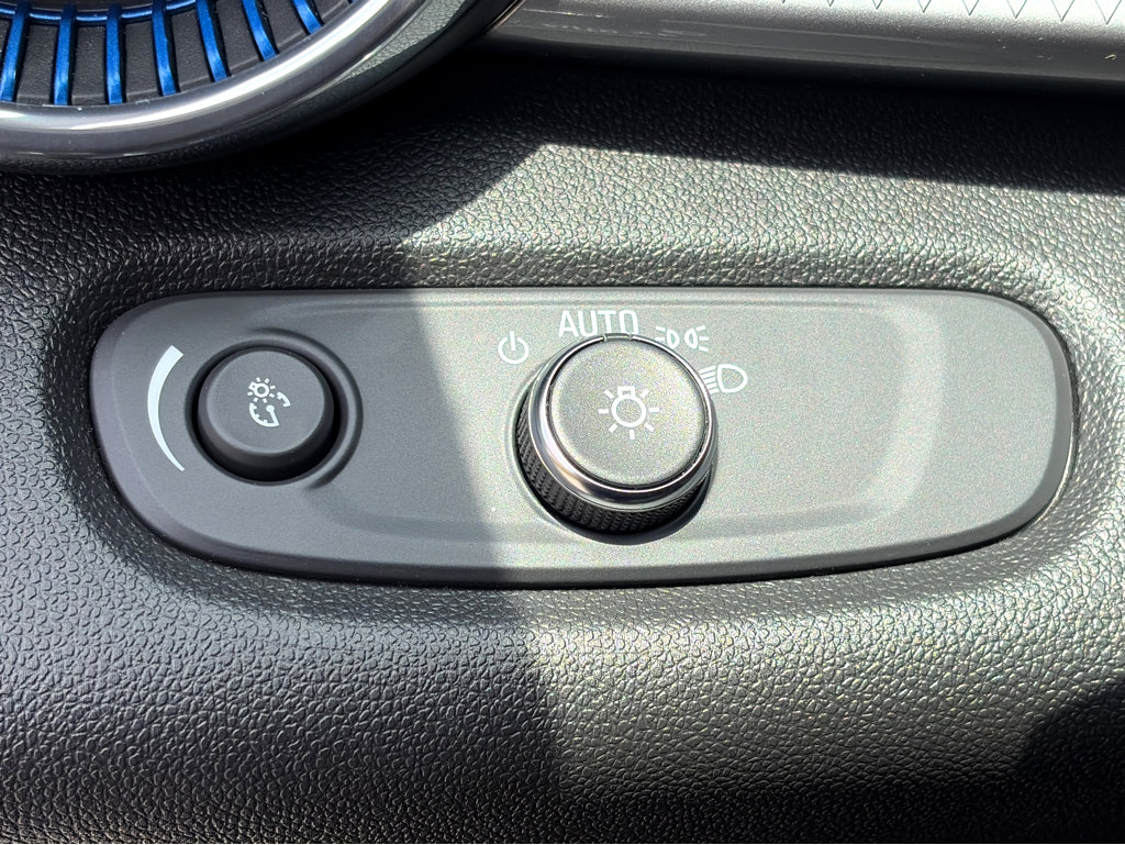 Used 2025 Chevrolet Trax LT FWD image 5