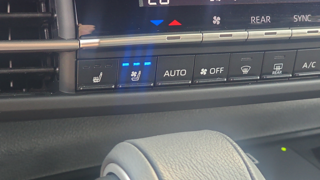 Used 2025 Toyota Sienna Platinum AWD/4WD image 28