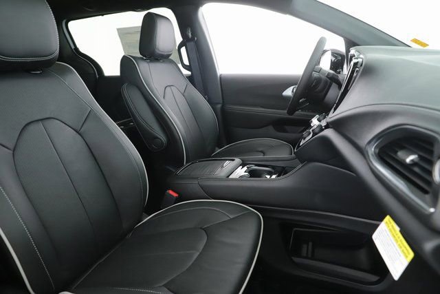 New 2026 Chrysler Pacifica Limited image 34