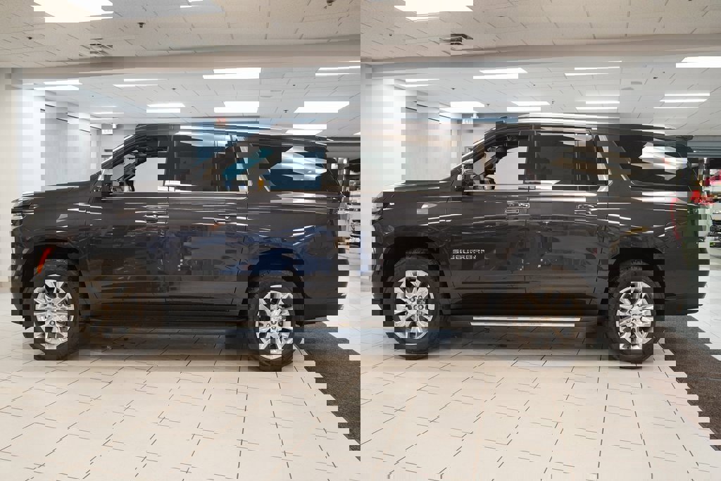 New 2025 Chevrolet Suburban Premier image 2
