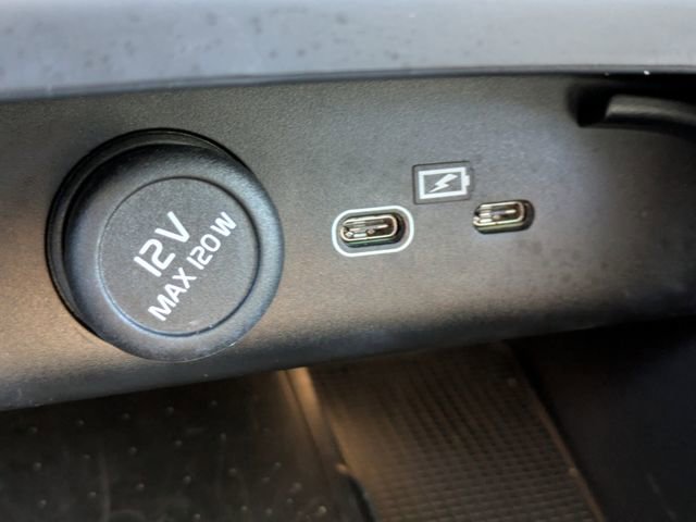 Used 2023 Volvo XC40 B5 Plus image 19