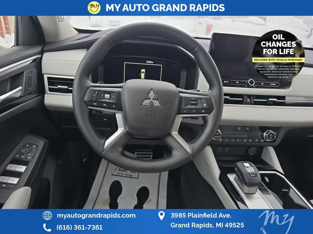 Used 2025 Mitsubishi Outlander SEL image 13