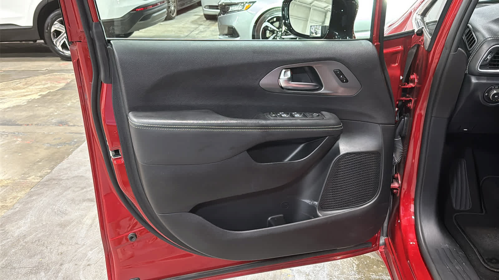 Used 2025 Chrysler Pacifica Select FWD image 9