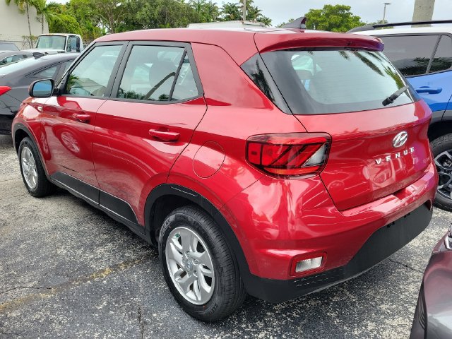 Used 2022 Hyundai Venue SE FWD image 4