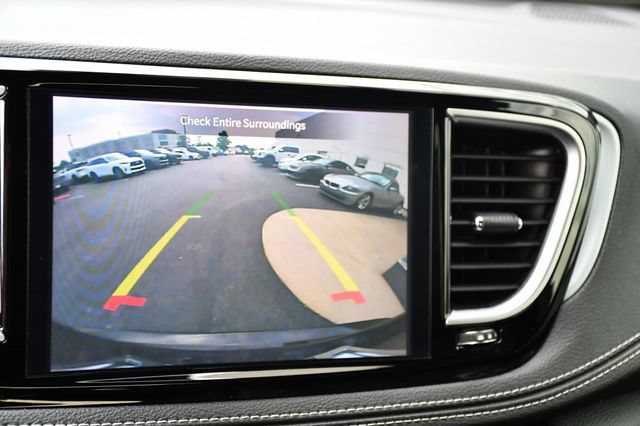 Used 2025 Chrysler Pacifica Limited FWD image 4