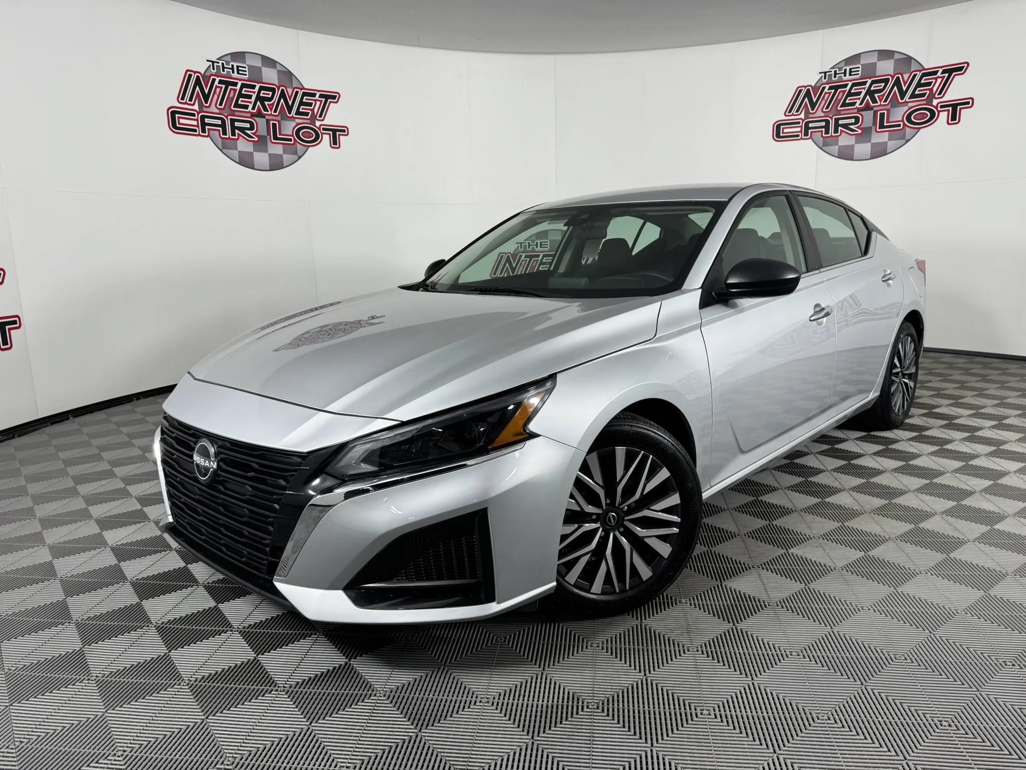 Used 2024 Nissan Altima 2.5 SV FWD image 1