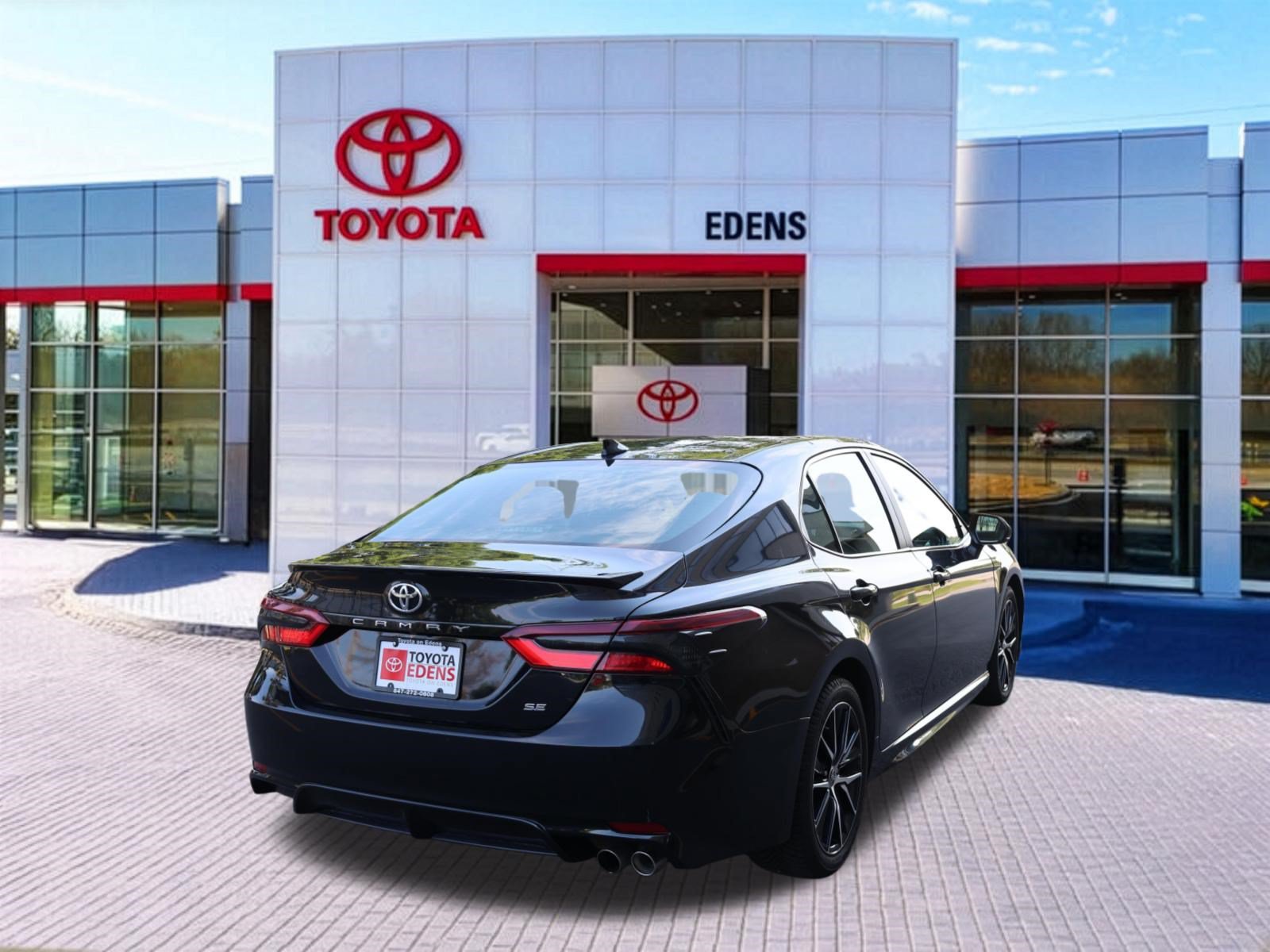 Used 2021 Toyota Camry SE FWD image 3