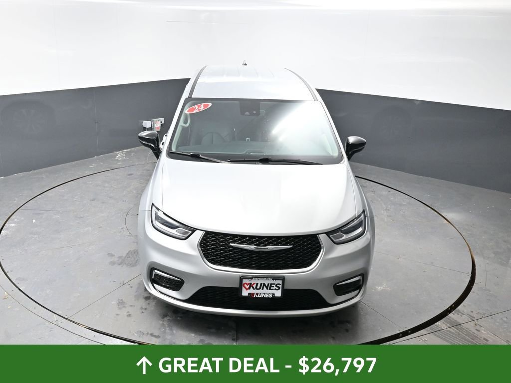 Used 2024 Chrysler Pacifica Select image 47