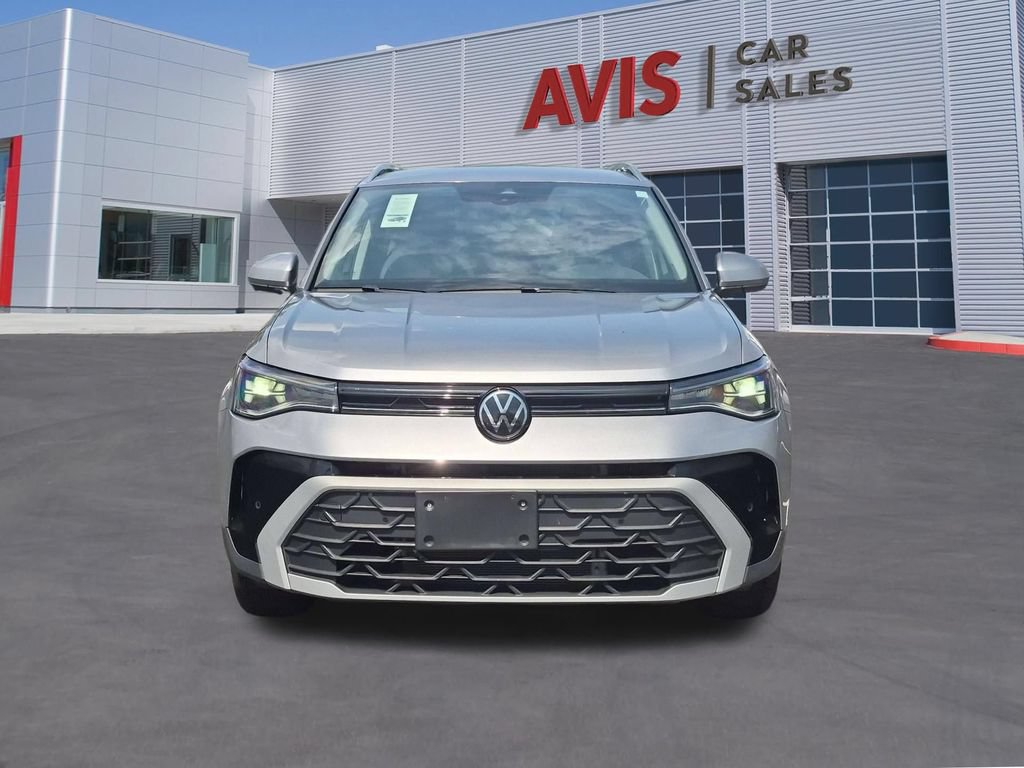 Used 2025 Volkswagen Taos SE AWD/4WD image 2